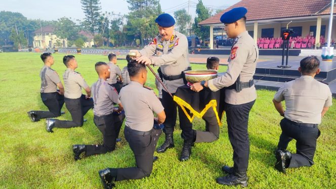 
					Dansat Brimob Polda Jabar Pimpin Tradisi Kenaikan Pangkat 108 Personel Satbrimob