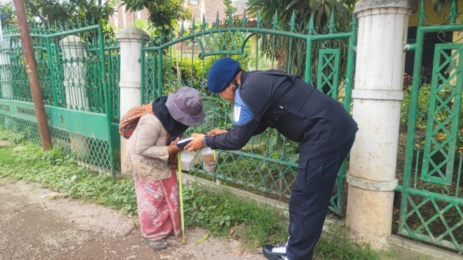 
					Brimob Jabar Kembali Bagikan Makanan Gratis Untuk Warga Dalam Program “Jumkah”