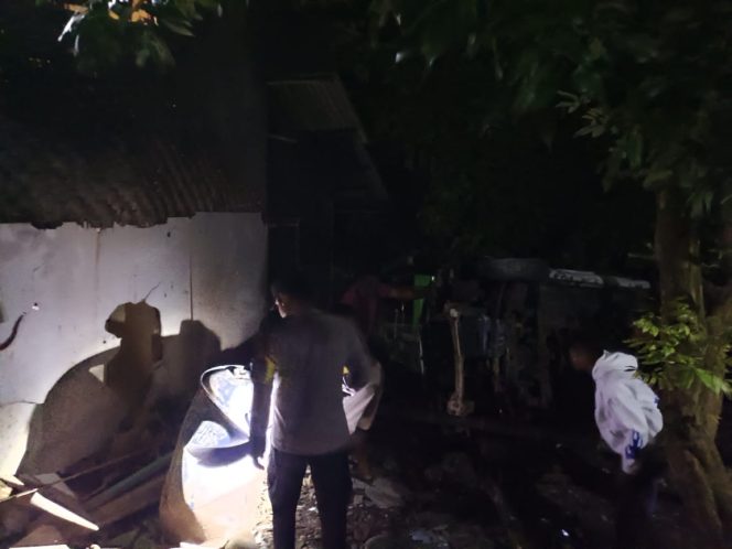 
					Mobil Avanza Hilang Kendali di Jalan Menanjak Bungbulang, Dua Rumah Warga Rusak