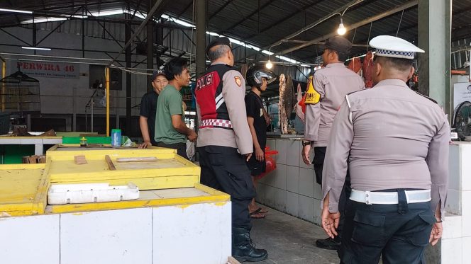 
					Polsek Ciputat Timur Intensifkan Patroli Jalan Kaki, Ciptakan Rasa Aman di Pasar Ciputat