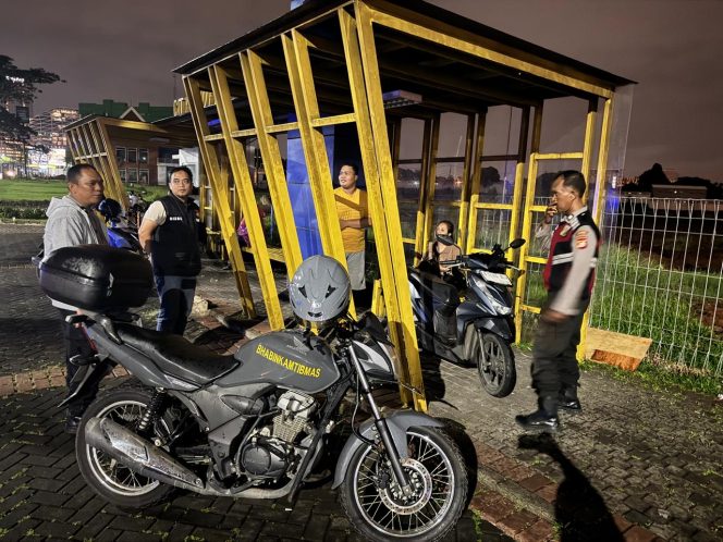 
					Respons Cepat Layanan 110, Polsek Kelapa Dua Bantu Pengendara Alami Pecah Ban di Tengah Dini Hari