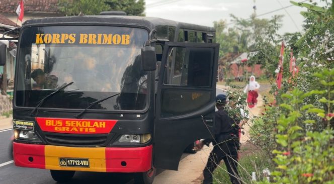 
					Bus Sekolah Gratis Sat Brimob Polda Jabar di Awal Tahun Tuai Apresiasi Positif Warga Tasikmalaya