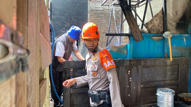 
					Sigap Tangani Kebakaran Sekolah, Brimob Jabar Pastikan Situasi Aman