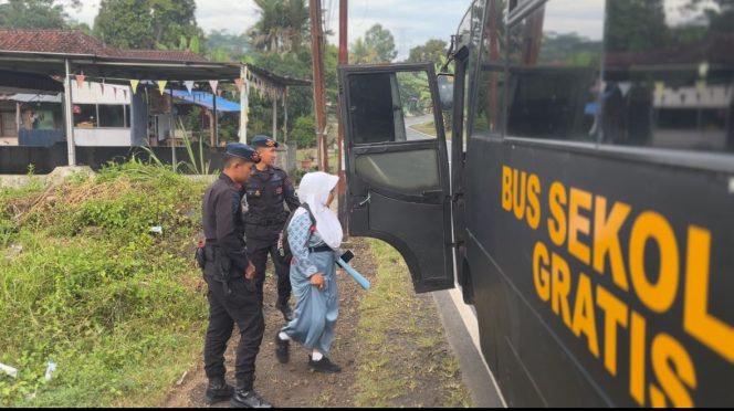 
					Bus Sekolah Gratis Brimob Jabar Di Awal Tahun, Warga Tasikmalaya Sampaikan Apresiasi