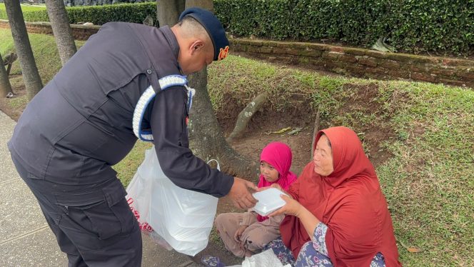 
					Brimob Jabar Tebar Kepedulian Lewat Aksi Jumat Berkah