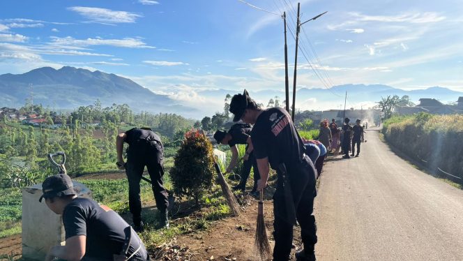 
					Brimob Jabar Bersatu Bersama Warga : Kerja Bakti Bersihkan Jalan Desa Sarimukti