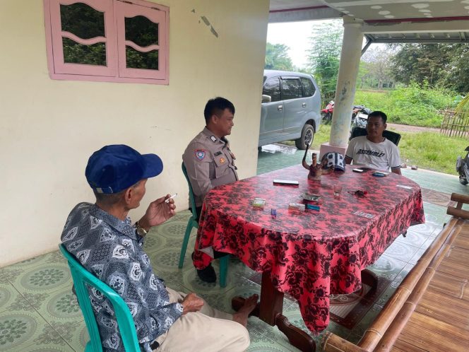 
					Perkuat Sinergi, Bhabinkamtibmas Ciangir Laksanakan Sambang dan Cooling System