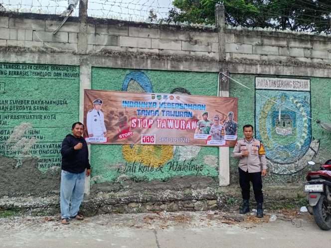 
					Cegah Tawuran Sejak Dini, Bhabinkamtibmas Ciater Pasang Spanduk STOP Tawuran