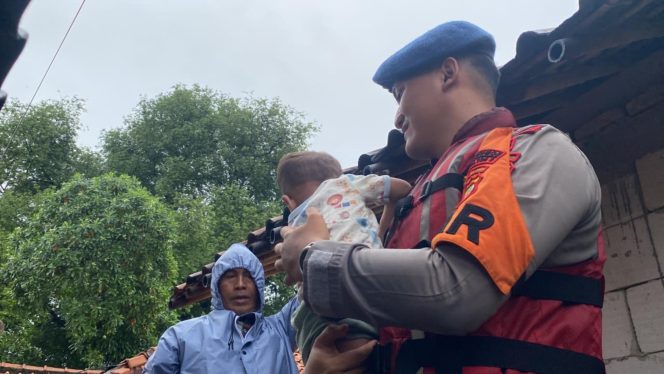 
					Brimob Polda Metro Jaya Sigap Evakuasi Warga Terdampak Banjir Kali Ulu Cikarang