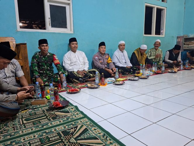 
					Sambang dan Cooling System, Bhabinkamtibmas Desa Legok Hadiri Peringatan Isra Mi’raj untuk Perkuat Kamtibmas