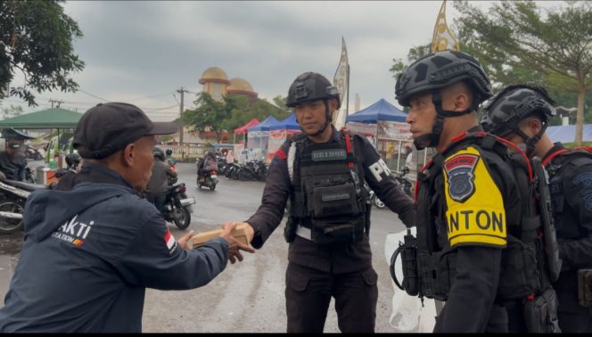 
					Berbagi di Alun – Alun Singaparna, Brimob Jabar Tebar Kepedulian