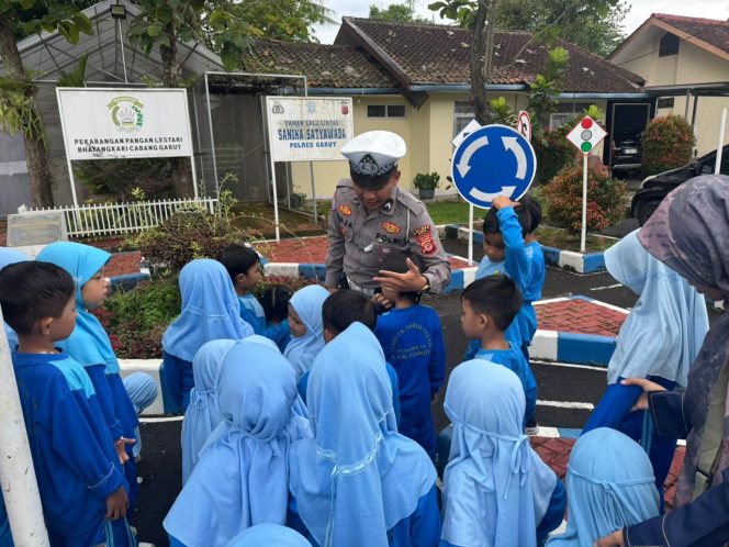 
					Satlantas Polres Garut Gelar Kegiatan Polisi Sahabat Anak, Edukasi Tertib Lalu Lintas Sejak Dini