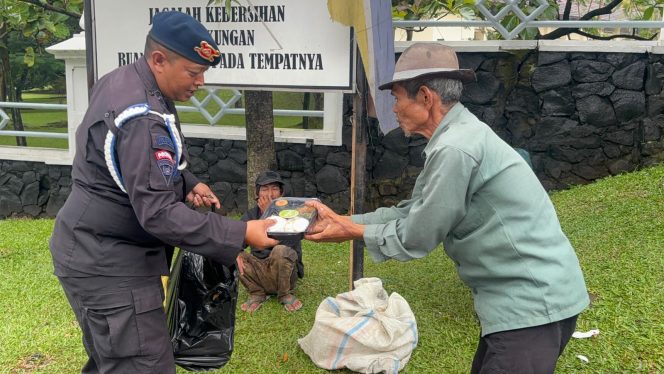 
					Jumat Penuh Makna, Brimob Jabar Hadir Berbagi di Tengah Masyarakat