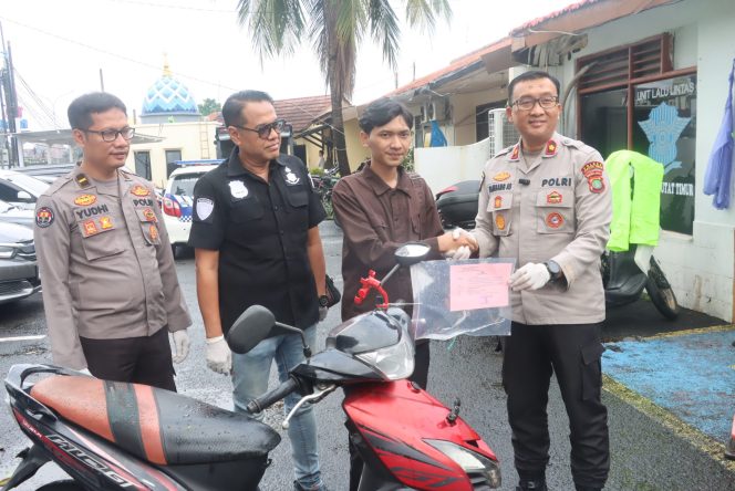 
					Dua Pelaku Curanmor Ditangkap, Kapolsek Ciputat Timur Serahkan Motor ke Pemilik