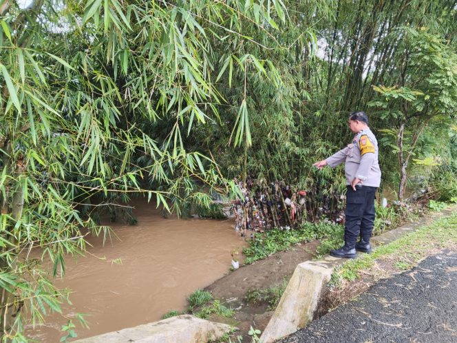 
					Antisipasi Banjir Pasca Hujan Deras, Bhabinkamtibmas Bojongkamal Pantau Sungai Cimanceri