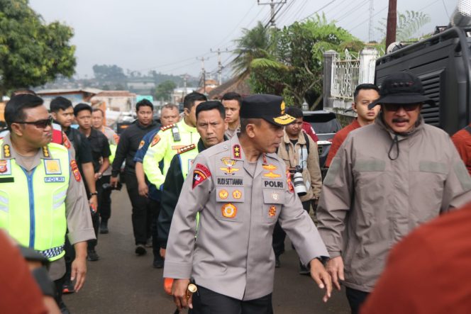 
					Dansat Brimob Dampingi Kapolda Jabar Tinjau Penanganan Longsor Bandung Barat Serta Dirikan Dapur Lapangan untuk Warga