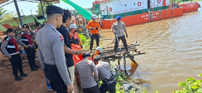 
					Dapat Laporan Warganya, Polsek Muara Pawan Datangi TKP Penemuan Mayat di Sungai Dekat Dermaga PT GLG