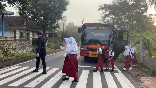 
					Brimob Jabar Hadirkan Bus Sekolah Gratis, Ringankan Aktivitas Pagi Pelajar Tasikmalaya