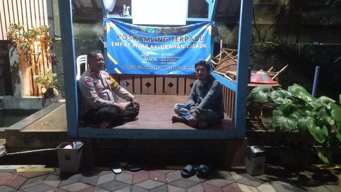 
					Aktifkan Poskamling Terpadu, Bhabinkamtibmas Cisauk Ajak Warga Waspada Keamanan dan Banjir