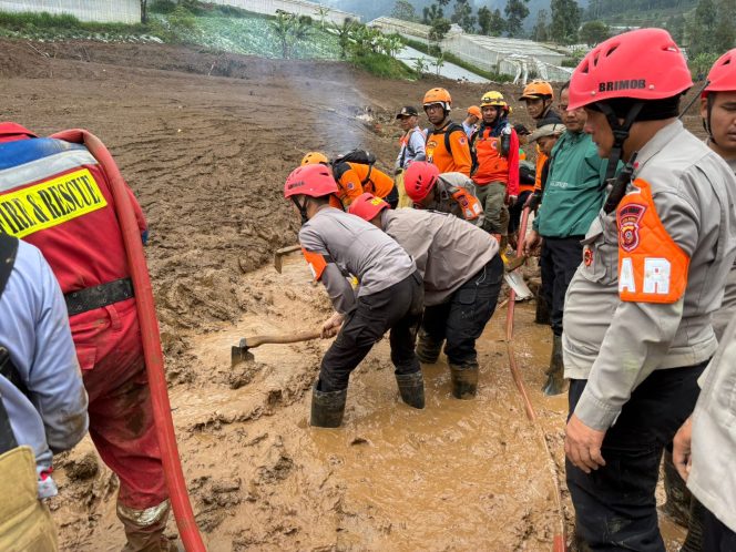 
					Soliditas Tim SAR Gabungan Berbuah Hasil, Brimob Jabar Terdepan Tangani Longsor Pasirlangu