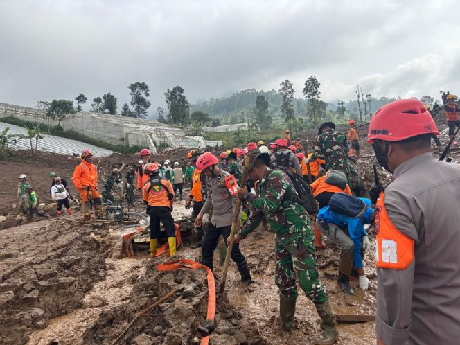 
					Tim SAR Batalyon B Pelopor Satbrimob Polda Jabar Lanjutkan Operasi Longsor H+3 di Pasirlangu