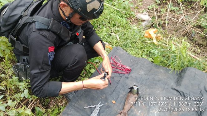 
					Detasemen Gegana Satbrimob Polda Jabar Amankan Temuan Amunisi Bom Militer di Garut