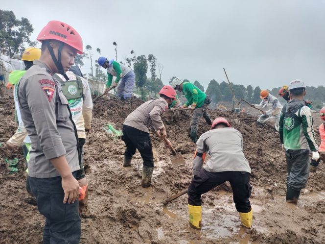 
					Tim SAR Batalyon B Pelopor Satbrimob Polda Jabar Lanjutkan Operasi Longsor Hari Ke-5 di Pasirlangu