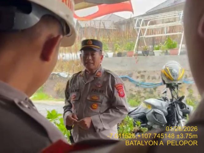 
					Tim SAR Batalyon A Pelopor Satbrimob Polda Jabar Evakuasi Longsor di Majalengka