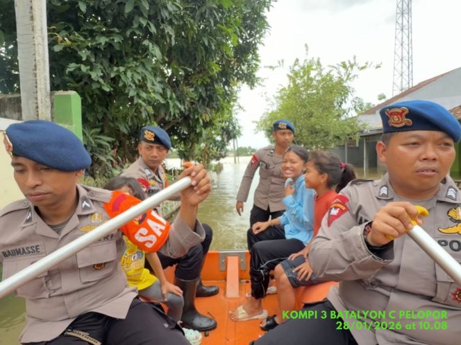 
					Tim SAR Batalyon C Pelopor Satbrimob Polda Jabar Tangani Banjir di Karawang
