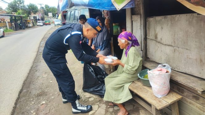 
					Semangat Berbagi di Hari Jumat, Brimob Jabar Dekatkan Diri dengan Masyarakat