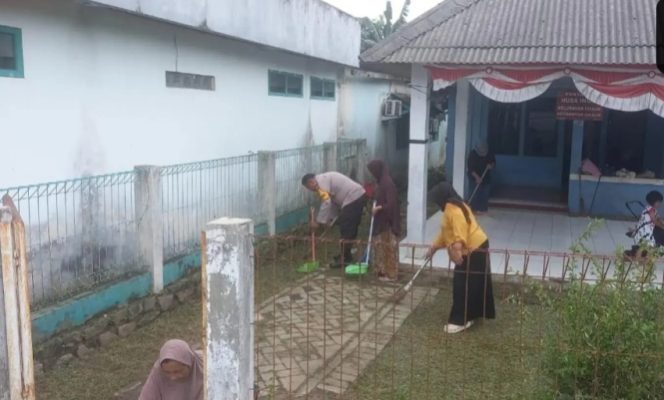 
					Sambang dan Cooling System, Bhabinkamtibmas Cisauk Laksanakan Kerja Bakti di Posyandu