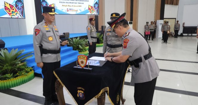 
					Sertijab Dipimpin Kapolda Kalteng, Jabatan 5 Direktur dan 2 Kabid serta 2 Kapolres Resmi Berganti