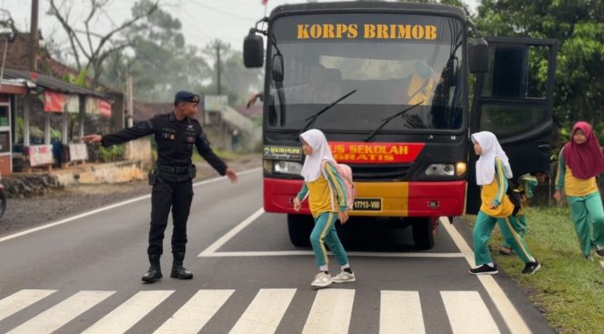 
					Bus Sekolah Gratis Batalyon D Pelopor, Bukti Kepedulian Brimob Jabar terhadap Pendidikan