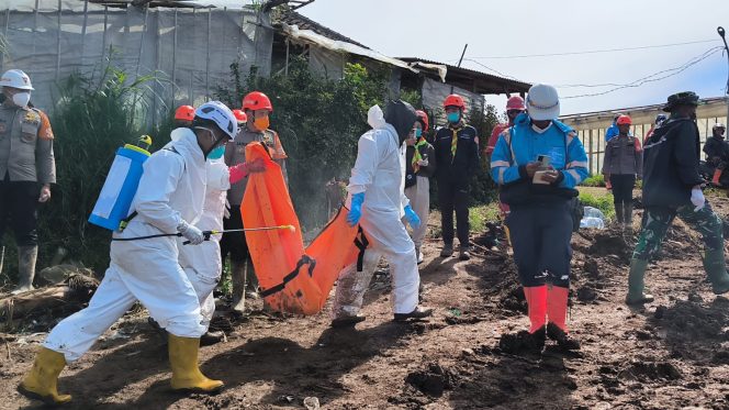 
					Brimob Polda Jawa Barat Fokuskan Pencarian dan Evakuasi Korban Longsor di Wilayah Cisarua Bandung Barat