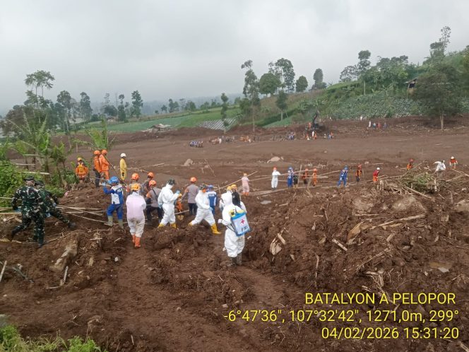 
					Tim SAR Brimob Polda Jawa Barat Intensifkan Operasi Pencarian Korban Longsor Bersama SAR Gabungan di Cisarua