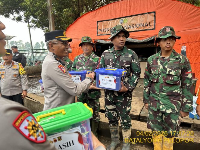 
					Dansat Brimob Dampingi Kapolda Jabar Tinjau Operasi SAR dan Memberikan Tali Asih kepada Satgas Penanggulangan Bencana Alam Cisarua