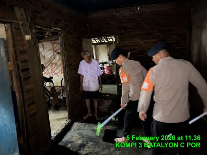 
					Brimob Polda Jabar Turunkan Regu SAR Tangani Banjir di Karangligar Karawang