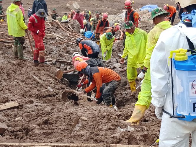 
					Brimob Polda Jabar Lanjutkan Operasi SAR Longsor di Cisarua Bandung Barat, Satu Korban Ditemukan