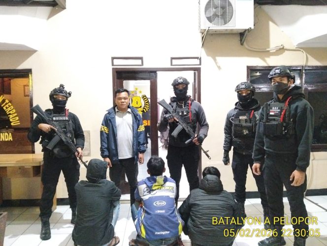 
					Patroli Harkamtibmas Brimob Polda Jabar Amankan Wilayah Jatinangor dan Tanjungsari dari Gangguan Kamtibmas