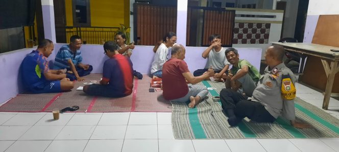 
					Perkuat Siskamling, Bhabinkamtibmas Ajak Warga Tingkatkan Kewaspadaan Lingkungan