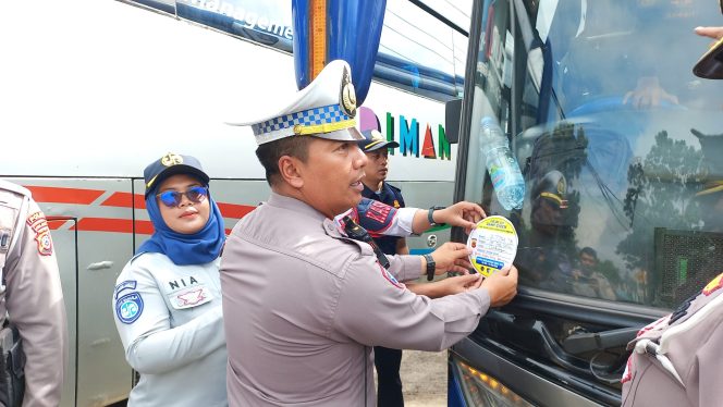 
					Sat Lantas Polres Garut Gelar Ramp Check Angkutan Umum dan Pemeriksaan Kesehatan Kru dalam Ops Keselamatan Lodaya 2026