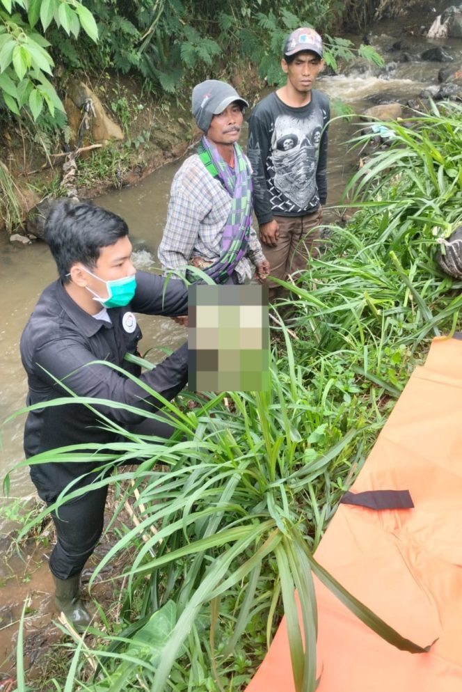 
					Polsek Bayongbong Cek TKP Penemuan Mayat Bayi di Sungai Cipulus