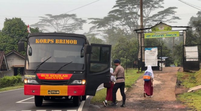 
					Brimob Antar Pelajar Tasikmalaya dengan Bus Sekolah Gratis