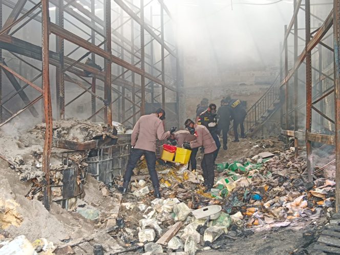 
					Libatkan Tim KBR dan Puslabfor, Polres Tangsel Selidiki Kebakaran Gudang di Setu