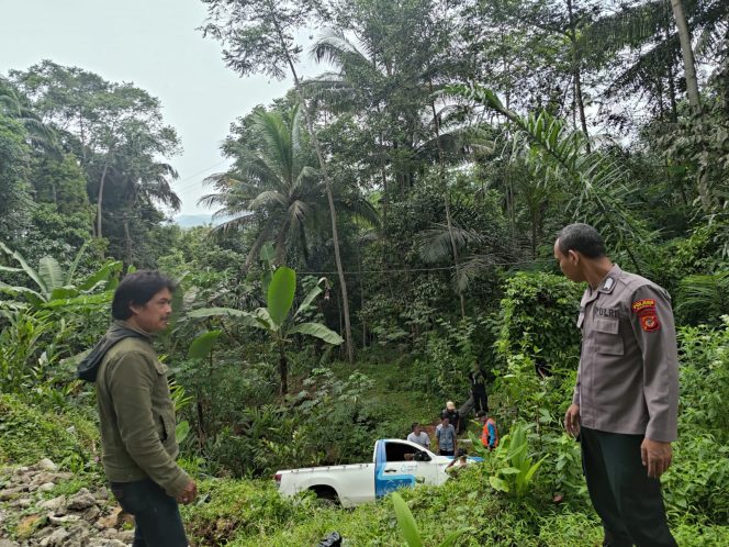 
					Sigap Tangani Laka Tunggal di Bungbulang, Polsek Evakuasi Korban Mobil Terperosok ke Jurang