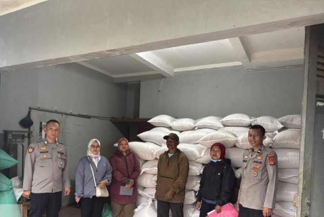 
					Kawal Ketahanan Pangan, Polsek Sukawening Monitoring Serapan 10 Ton Jagung oleh Bulog Garut
