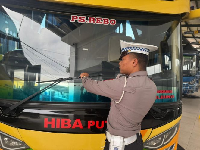 
					Satlantas Polres Garut Gelar Ramp Check Bus di Terminal Guntur