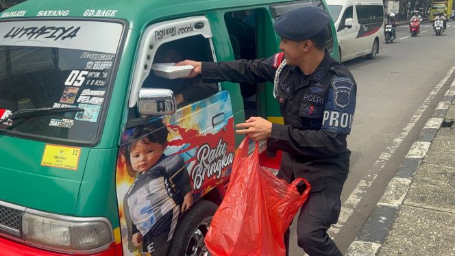 
					Brimob Polda Jabar Tebar Kepedulian : Pererat Silaturahmi dengan Warga Melalui Jumkah