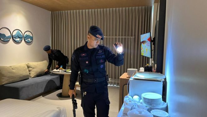 
					Tim Jibom Gegana Satbrimob Polda Jabar Laksanakan Sterilisasi Ketat Kunjungan Presiden RI ke-6 di Kuningan