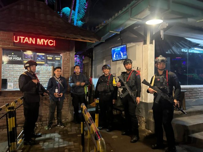 
					Patroli Harkamtibmas Malam di Lembang, Satuan Penindak Perusuh Batalyon B Pelopor Sisir Sejumlah Objek Wisata dan Pusat Aktivitas Masyarakat